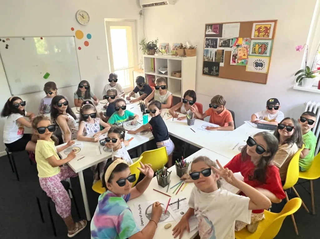 Grup de copii la Kids’ Hub