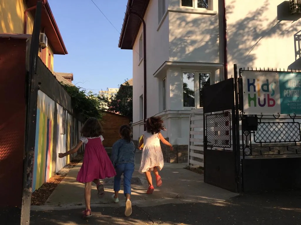 Copii alergând spre intrarea Kids’ Hub
